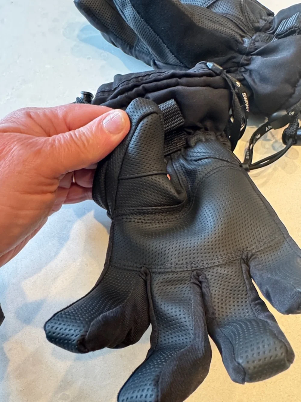 Swany Kids Black Ski Mittens with Adjustable Strap
